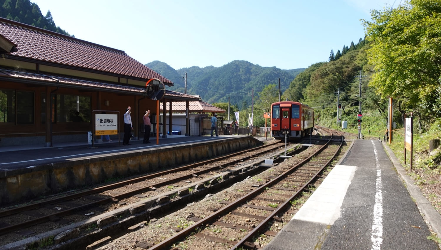 出雲坂根駅と電車
